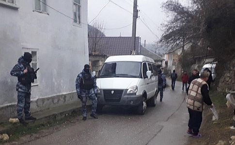 Оккупанты Крыма проводят обыски у крымских татар в Бахчисарае