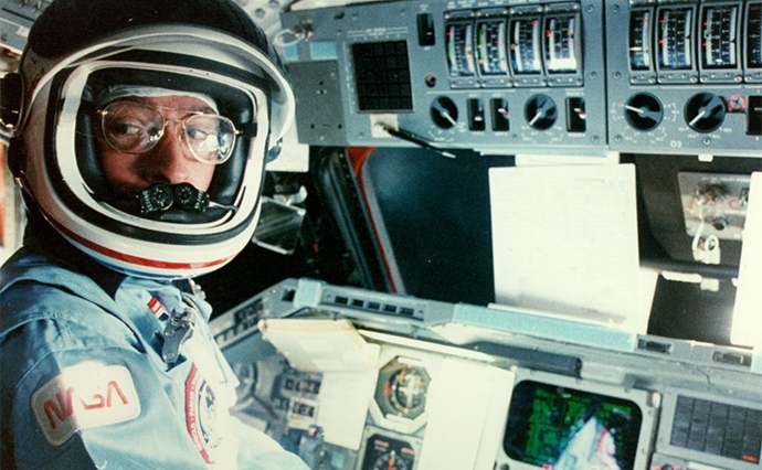 Помер астронавт, який двічі літав до Місяця