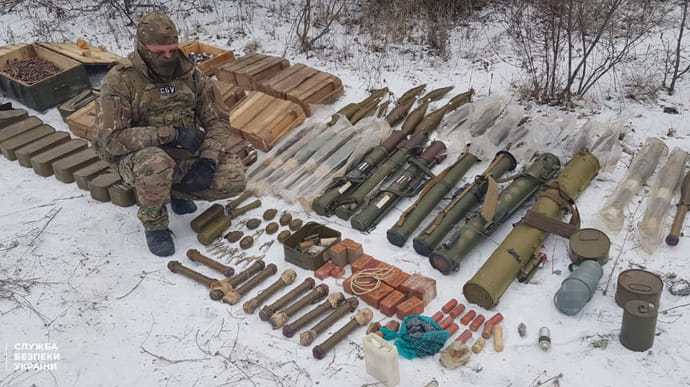 Російський Шмель, тротил і міни: СБУ виявила схрон бойовиків на Луганщині 