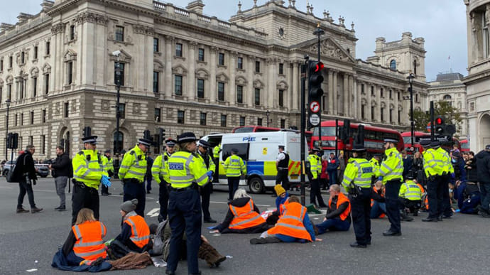 Климатические активисты заблокировали три важные улицы в центре Лондона