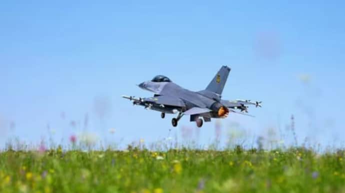 US to focus on training of young Ukrainian pilots in its F-16 pilot training program – WSJ