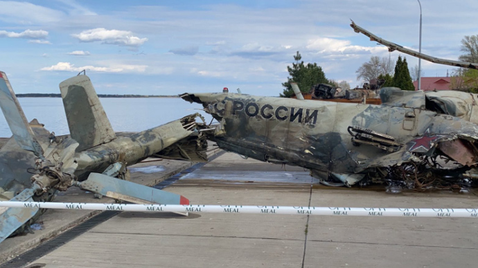 З Київського моря дістали збитий російський бойовий вертоліт 