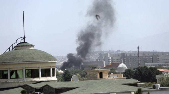 Посольство США в Афганістані повідомило про обстріл аеропорту