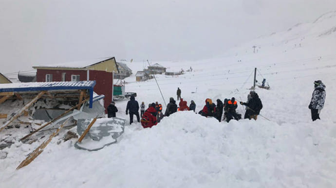 На горнолыжную трассу в РФ сошла лавина: есть погибший и пропавшие под снегом