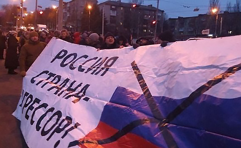 Українці не люблять Росію й очікують її втручання у вибори