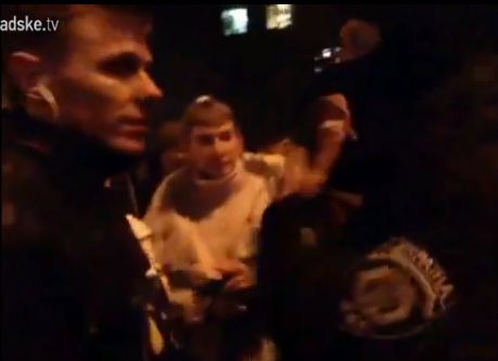 Активисты Автомайдана разговаривают с Беркутом. Скрин-шот с трансляции Громадського ТБ