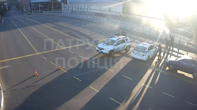 Поліцейські показали, як збили ворожий дрон у Києві зі стрілецької зброї