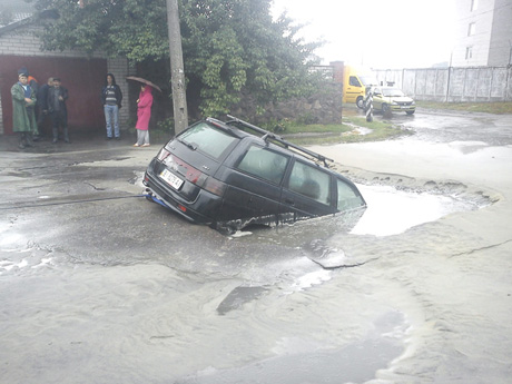 Авто провалилось в яму, возникшую от прорыва канализации. Фото - облуправление ГосЧС в Полтавской обл.