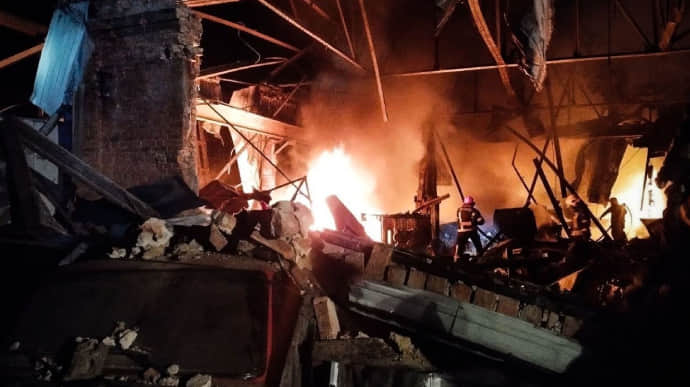 Атака Шахедів: на Київщині виникла пожежа, пошкоджено 8 авто – ОВА