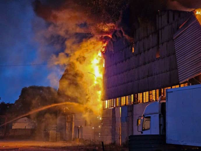 Во Львове гасят пожары на складах после атаки 