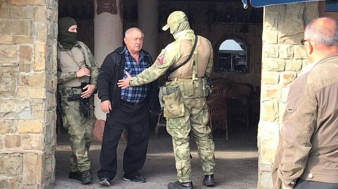 Окупанти Криму засудили українця за нібито зберігання зброї 