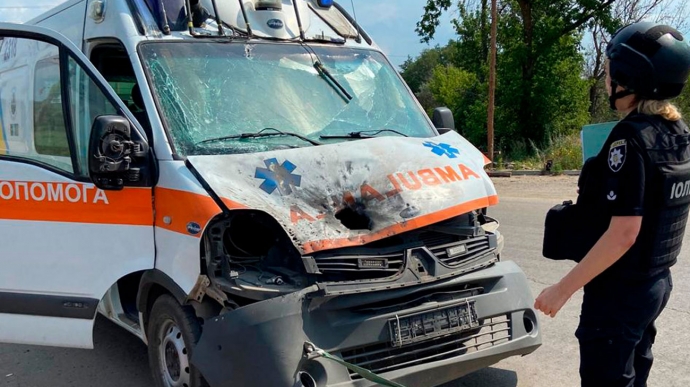 Росіяни вдарили дроном по швидкій на Харківщині: постраждали медики