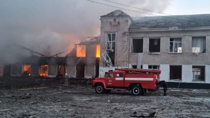Харьковщина: в Мерефе разрушены школа и дом культуры, есть раненные