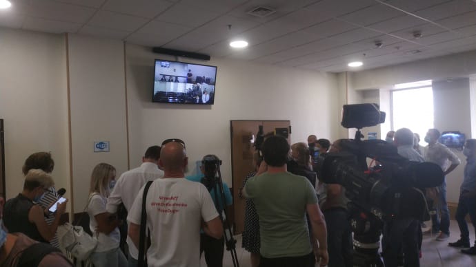 Журналисты и группа поддержки Кузьменко смотрела заседание через трансляцию
