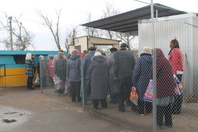 У Луганській області працює лише один контрольно-пропускний пункт – у Станиці Луганській, але більшості людей вкрай незручно добиратися до нього