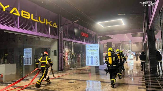 У Києві евакуювали ТРЦ через пожежу, серед постраждалих – дитина