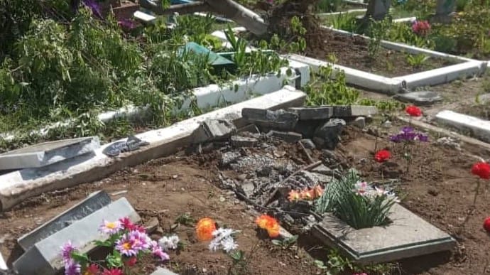 Гибридные войска РФ разгромили кладбище на оккупированной Луганщине