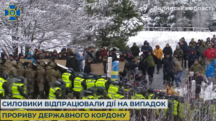 СБУ показала видео условного прорыва границы Украины: мигранты нападали со снежками 