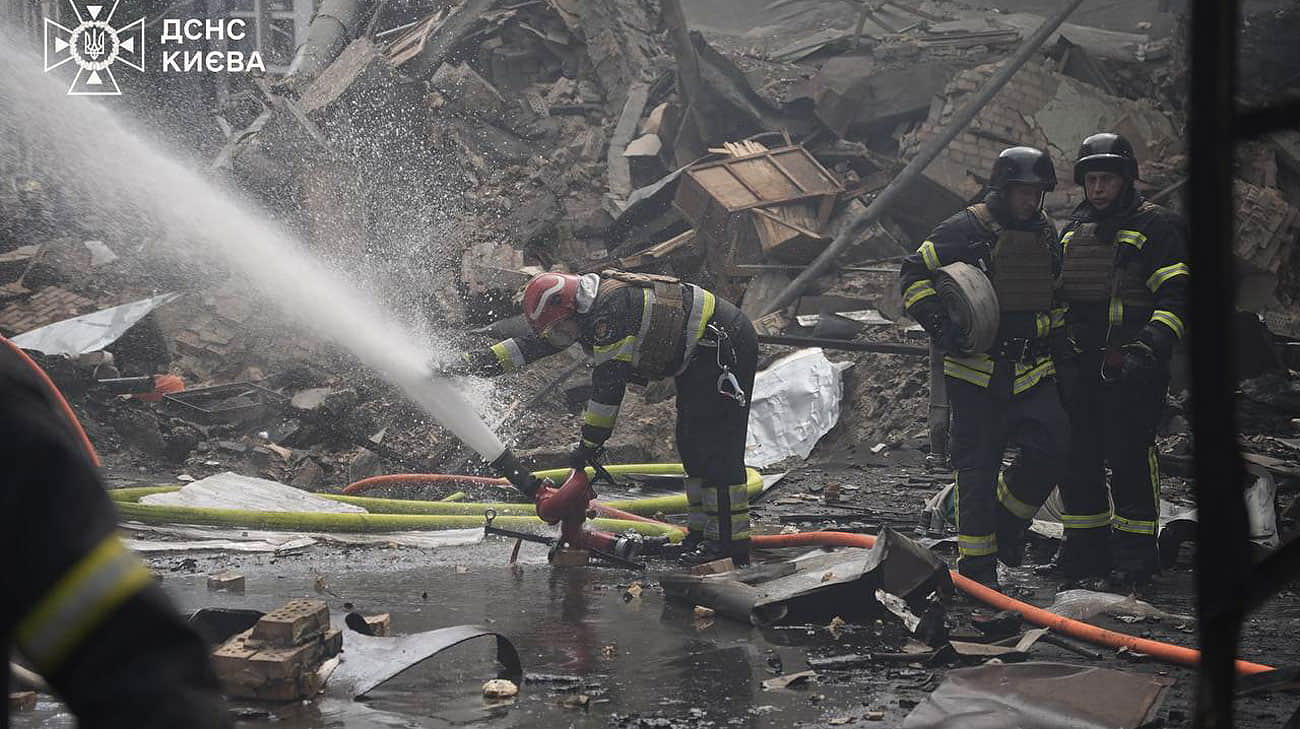 Residential building hit in Kyiv, entire section destroyed, voices heard under the rubble – video