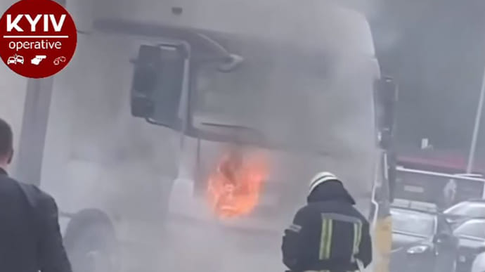 На дороге в Киеве загорелся грузовик