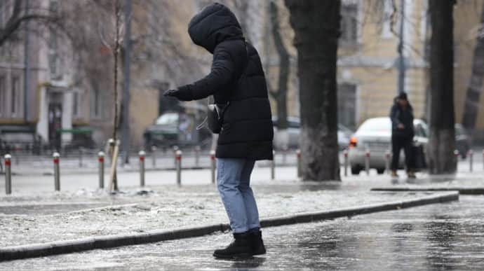 У п'ятницю в західних і північних регіонах будуть сильні пориви вітру з дощем і снігом