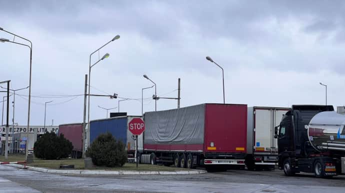 Queues at border with three EU countries arise due to blockade by Polish farmers