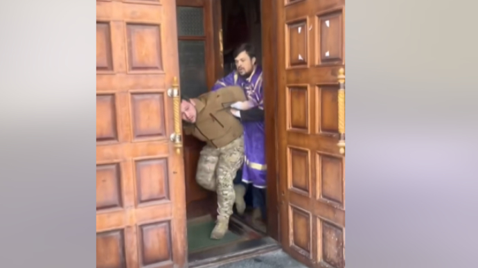Священник УПЦ МП побив військового у храмі Хмельницького