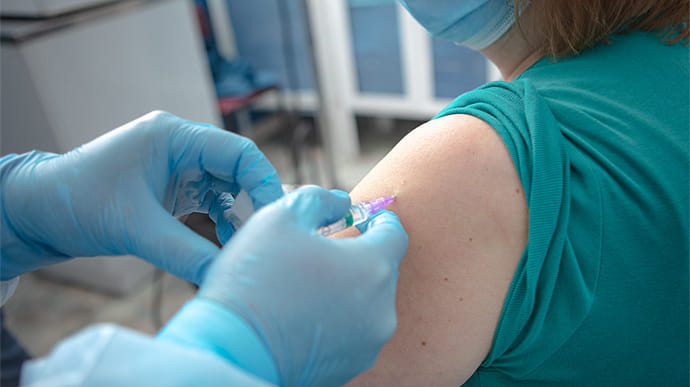 МОЗ советует сократить интервал между прививками CoronaVac: вирус наступает