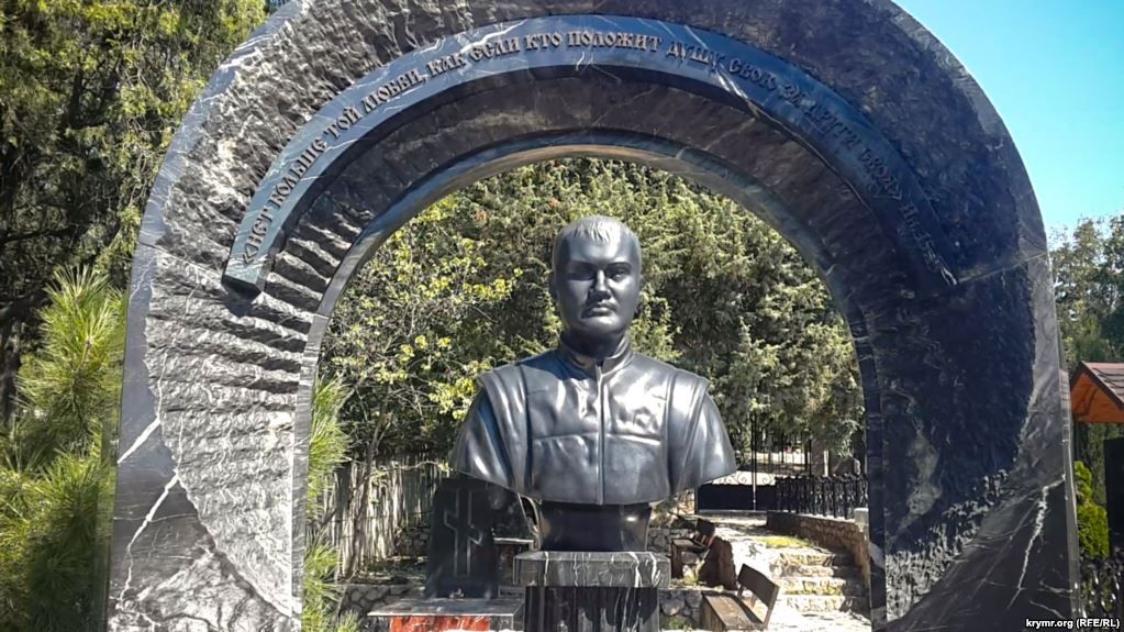 На севастопольському цвинтарі поставили бюст Януковичу-молодшому ...