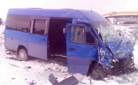 В Киевской области микроавтобус со школьниками попал в ДТП: есть погибшие