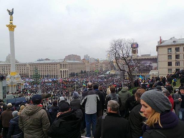 Майдан заповнений вщент. Фото Дмитра Ларіна