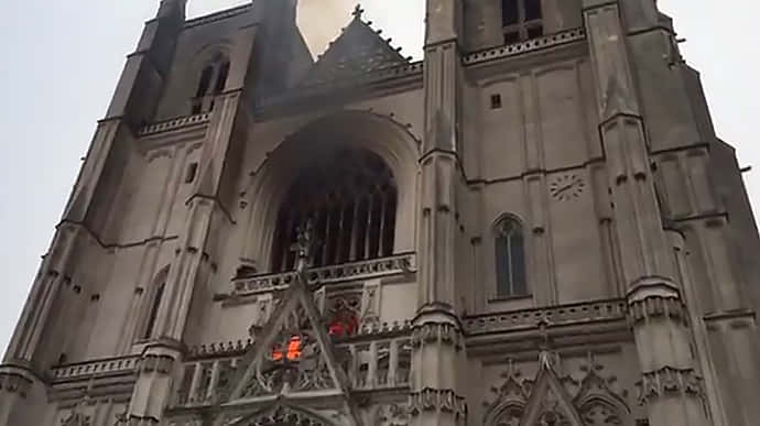 Пожар в соборе в Нанте: огонь уничтожил орган, главная версия - поджог