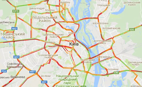 Київ стоїть у заторах, зі снігом борються 450 машин 