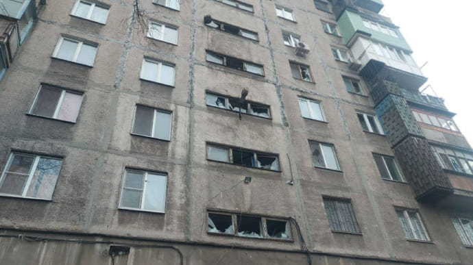 Из-за обстрела россиянами центра Мариуполя погиб человек, трое ранены
