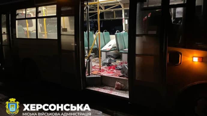 Russians hit passenger bus in Kherson, killing only ecologist working in local government – photos