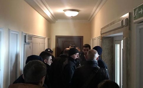 Нацагентство з розшуку активів не пускають до квартири Клименка