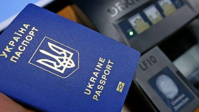 Пограничники подчеркивают: по электронному паспорту через границу не пустят