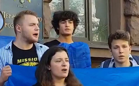 Порошенко прибыл на допрос в ГБР: его дети устроили мини-митинг