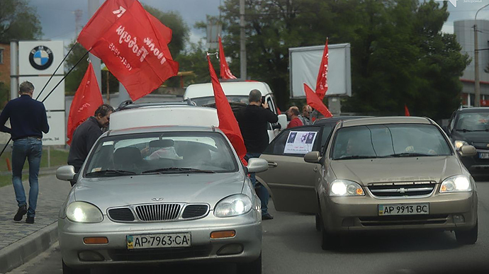 У Запоріжжі влаштували автопробіг із червоними прапорами