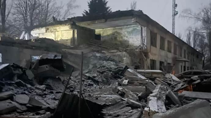 Russians strike Myrnohrad and Kherson at night: seven people wounded; school, shopping centre and kindergarten damaged – photo