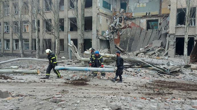 Russian strike on Mykolaivka of Donetsk Oblast: woman's body pulled up from under rubble