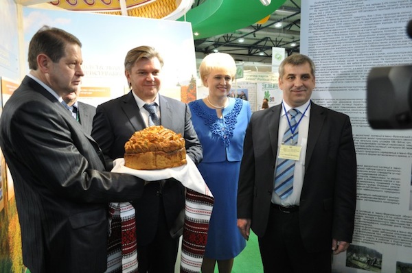 Едуард Ставицький (по центру) любязно запрошує підприємців до партнерства з державою