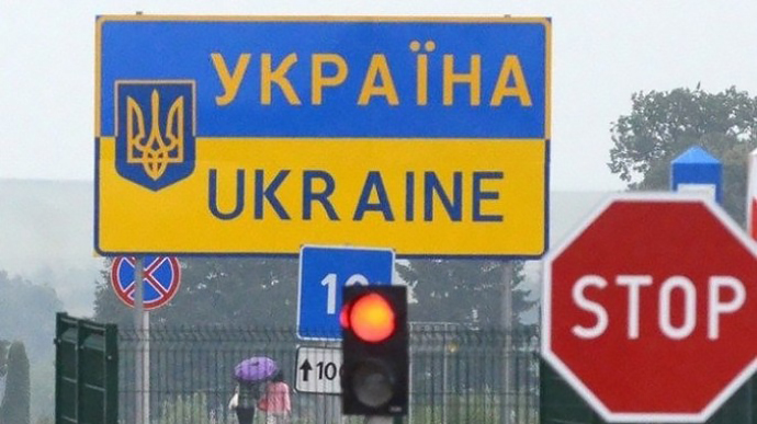 Посольство Британії каже, що Україна забороняє виїзд громадян, але вже не згадує дозволи МЗС