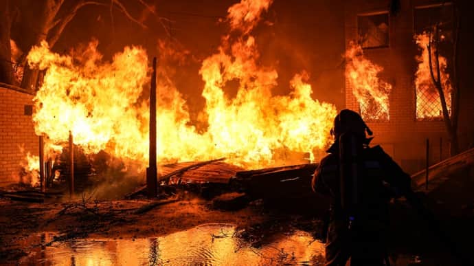 В Николаеве потушили масштабный пожар на деревообрабатывающем предприятии