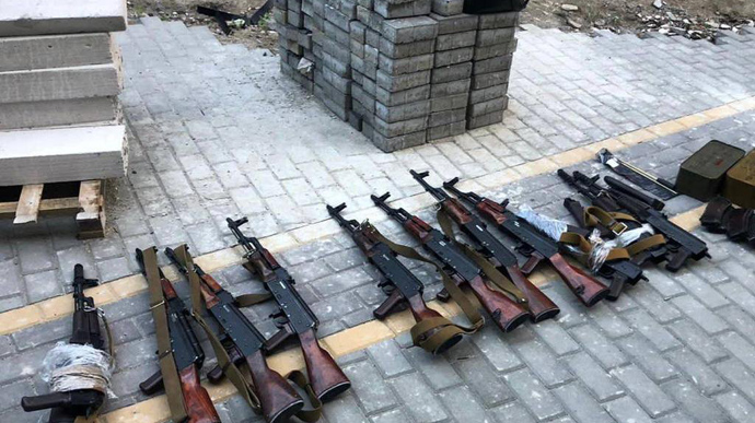 У Києві викрили торговців зброєю: вилучили 15 автоматів 