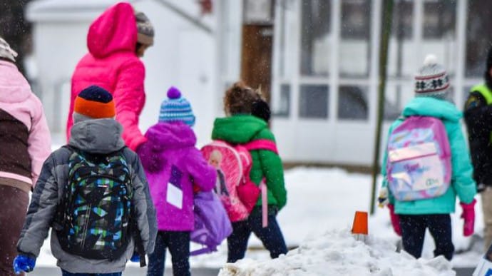 У Міносвіти вважають, що діти 1-4 класів зможуть повернутися до шкіл