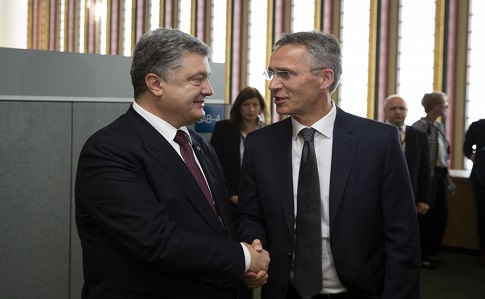 Порошенко и Столтенберг обговорили санкции против РФ