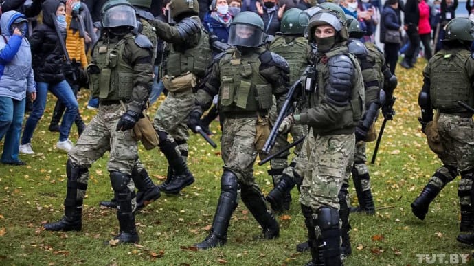 Марш проти терору в Мінську: в центр стягнули кулемети, силовики стріляють