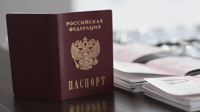У Залізному Порту окупанти придумали винагороду за отримання паспорта РФ