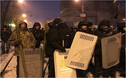 В Киеве - попытка штурма палаточного городка Саакашвили